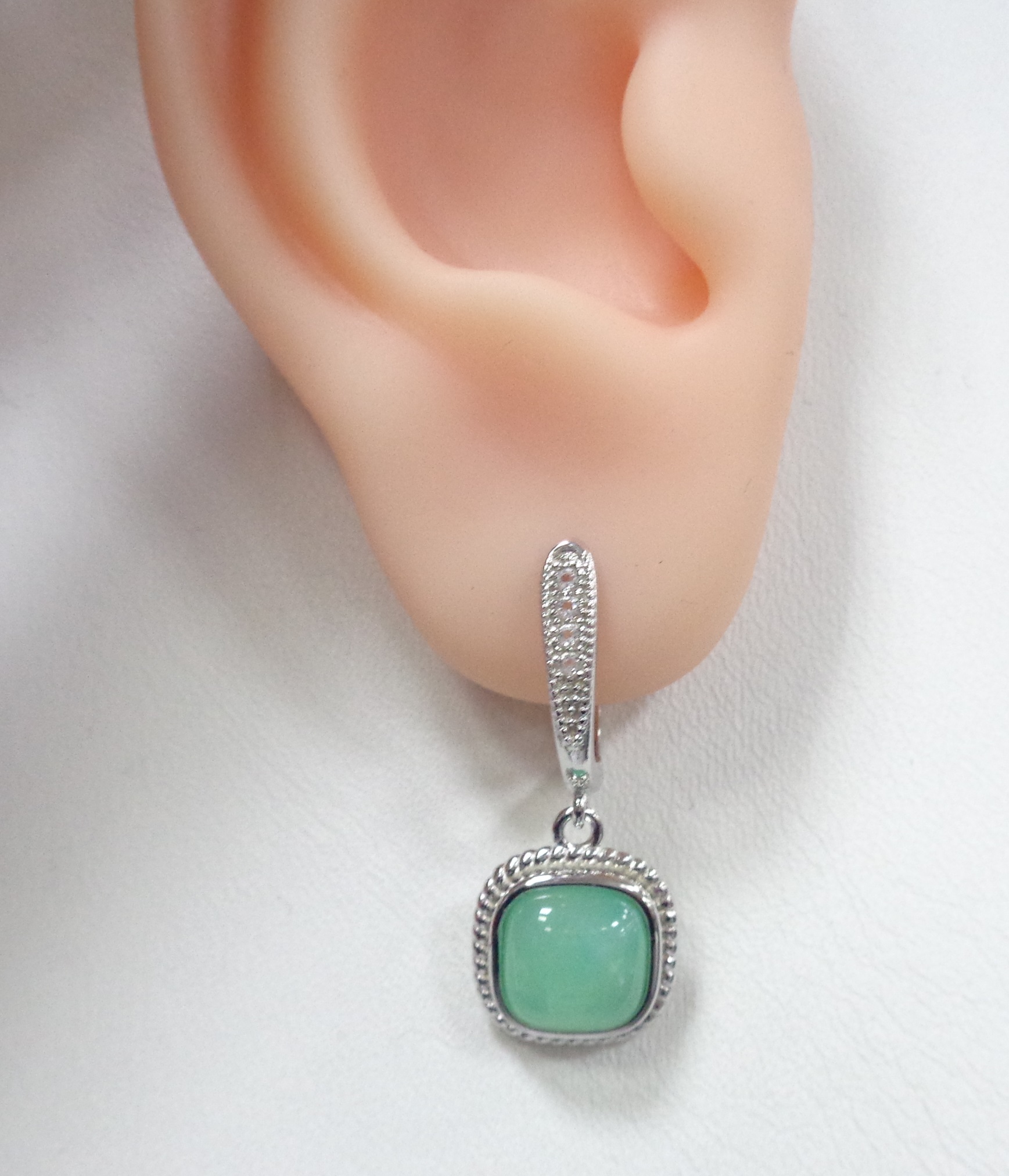 Серебряные серьги с зелеными халцедонами